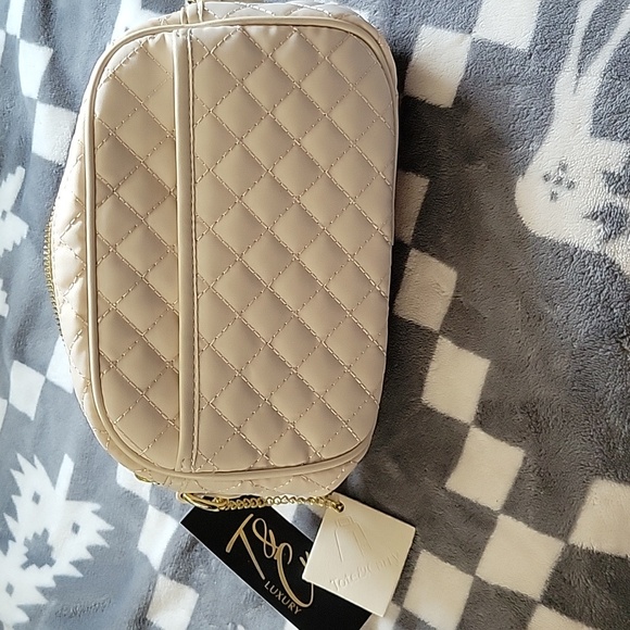 Tote & Carry NWT Beige White Quilted Nylon Crossbody Messenger Bag - Picture 2 of 15